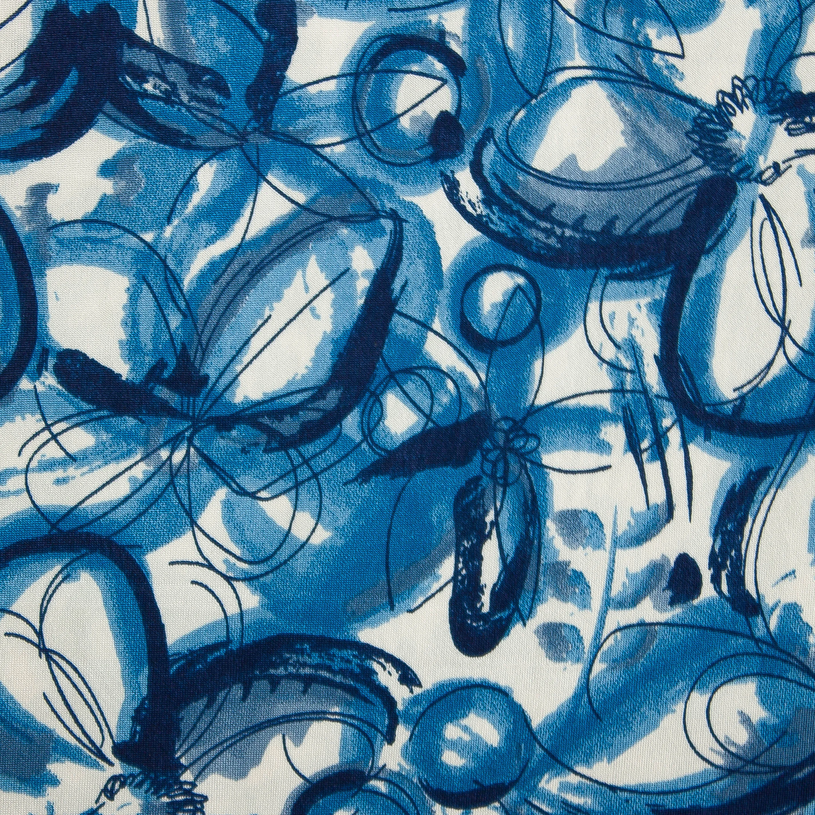 Polyester tricot wit met blauwe bloemen